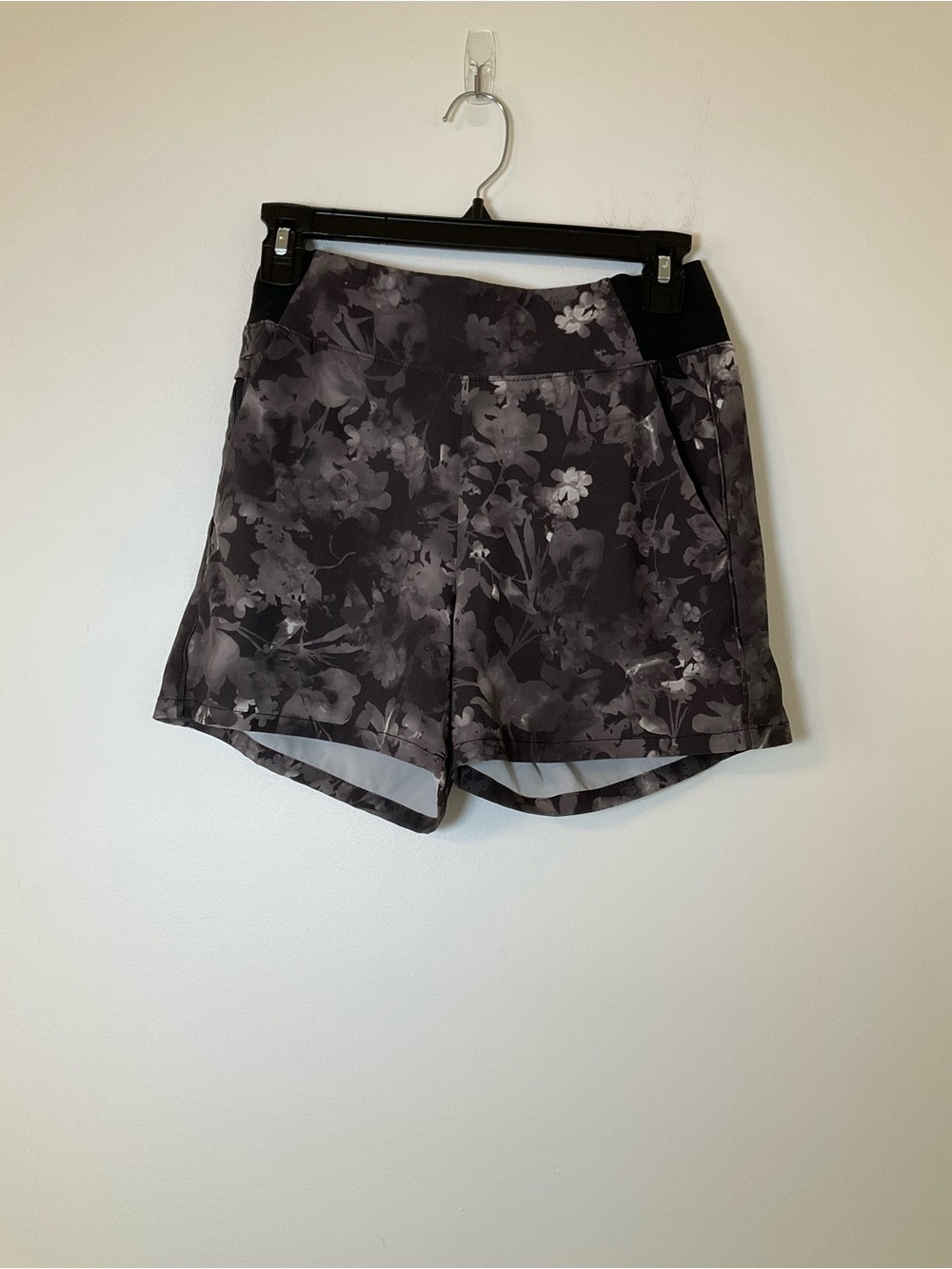Athleta Brooklyn Printed Short Floral Travel Hiking Athletic Size 0